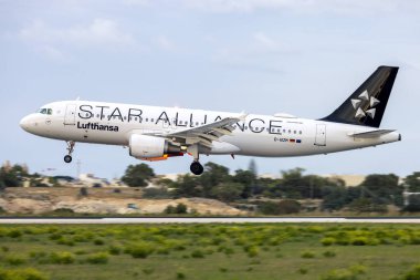 Luqa, Malta - 3 Aralık 2023: Yıldız İttifakı (Lufthansa) Airbus A320-214 (REG: D-AIZM) Frankfurt 'tan (FRA) LH1310 olarak geliyor.
