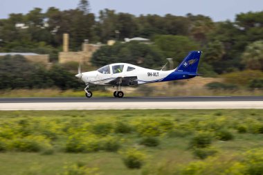 Luqa, Malta - 3 Aralık 2023: Avrupa Pilot Akademisi Tecnam P2002JF Sierra (Reg: 9H-VLT) pilot eğitim uçuşunda.
