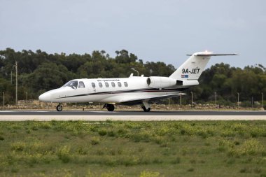 Luqa, Malta - 3 Aralık 2023: Air Pannonia Cessna 525A Citation CJ2 (REG: 9A-JET) kalkış pistini açıyor.