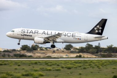 Luqa, Malta - 3 Aralık 2023: Yıldız İttifakı (Lufthansa) Airbus A320-214 (REG: D-AIZM) Frankfurt 'tan (FRA) LH1310 olarak geliyor.