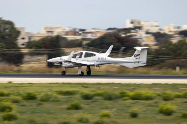 Luqa, Malta - 3 Aralık 2023: Avrupa Pilot Akademisi DA-42 Twin Star (REG: 9H-STAR) 31. pistten kalkışa geçiyor.