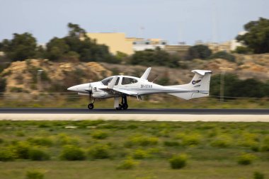 Luqa, Malta - 3 Aralık 2023: Avrupa Pilot Akademisi DA-42 Twin Star (REG: 9H-STAR) 31. pistten kalkışa geçiyor.