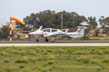 Luqa, Malta - 3 Aralık 2023: Avrupa Pilot Akademisi DA-42 Twin Star (REG: 9H-STAR) 31. pistten kalkışa geçiyor.