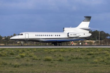 Luqa, Malta - 4 Aralık 2023: Gama Havacılık Dassault Falcon 7X (REG: 9H-Xone) kalkış için 31. pist.