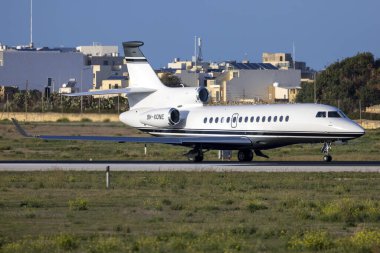 Luqa, Malta - 4 Aralık 2023: Gama Havacılık Dassault Falcon 7X (REG: 9H-Xone) kalkış için 31. pist.