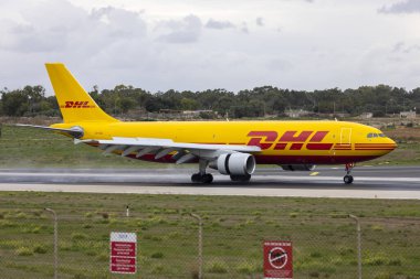 Luqa, Malta - 5 Aralık 2023: DHL (ASL Airlines Ireland) Airbus A300B4-622R (F) (REG: EI-OZL) olağan 757 günlük uçuş için ekstra uçuş gerçekleştiriyor.