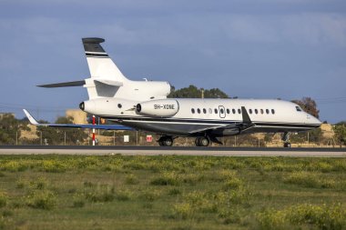 Luqa, Malta - 4 Aralık 2023: Gama Havacılık Dassault Falcon 7X (REG: 9H-Xone) kalkış için 31. pist.
