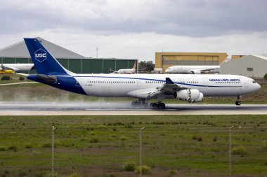 Luqa, Malta - 5 Aralık 2023: Universal Sky Carrier (USC) Airbus A340-313 (REG: D-AUSC) birkaç gün içinde adaya üçüncü kez geliyor.