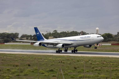 Luqa, Malta - 5 Aralık 2023: Universal Sky Carrier (USC) Airbus A340-313 (REG: D-AUSC) birkaç gün içinde adaya üçüncü kez geliyor.