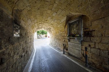 Orta Çağ 'a kadar adanın başkenti olarak hizmet veren Mdina, Malta.