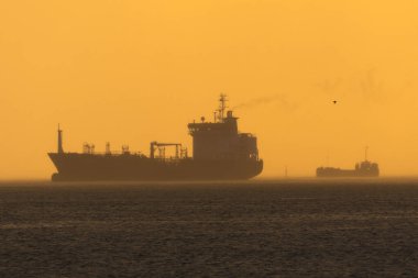 Birzebbuga, Malta 15 Aralık 2015: Gündoğumunda Marsaxlokk limanına giren gemiler