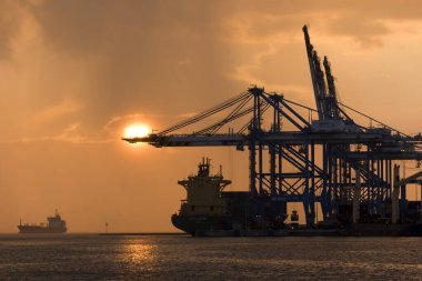 Birzebbuga, Malta - 1 Aralık 2015: Malta Freeport üzerinde hafif bir yağmurda gün doğumu.