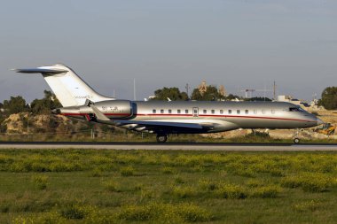 Luqa, Malta - 12 Aralık 2023: VistaJet Bombacısı BD-700-1A10 Global 6000 (Reg: 9H-VJR) akşam 31. pistten kalkıyor.