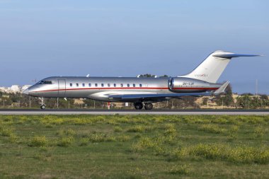 Luqa, Malta - 12 Aralık 2023: VistaJet Bombacısı BD-700-1A10 Global 6000 (Reg: 9H-VJR) akşam 31. pistten kalkıyor.