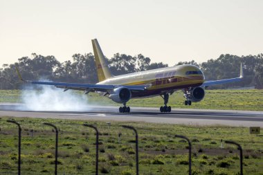 Luqa, Malta - Aralık 2023: DHL (Avrupa Hava Taşımacılığı) Boeing 757-2Q8 (PCF) (Reg: D-ALEP) sabah erken saatlerde inişi.