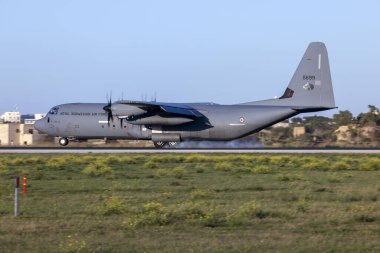 Luqa, Malta - 11 Aralık 2023: Norveç Hava Kuvvetleri Lockheed Martin C-130J-30 (Reg: 5699) teknik bir durak için akşam saatlerinde iniyor.