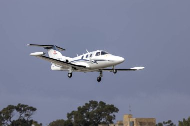 Luqa, Malta - 9 Aralık 2023: Private Eclipse Aviation Eclipse 500 (Reg: OE-FXJ) 13 numaralı pistten havalandı.