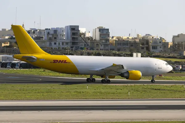 Luqa, Malta - 11 Aralık 2023: DHL (ASL Airlines) Airbus A300F4-605R (Reg: EI-LDD), günlük uçuşun yanı sıra bir 757 ile DHL 'ye ekstra uçuş yapar..