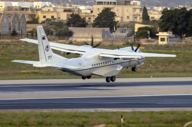 Luqa, Malta - 15 Aralık 2023: Filipin Hava Kuvvetleri Airbus C-295M (Reg. : 177) Bir gece durağından sonra feribotla ayrılır..