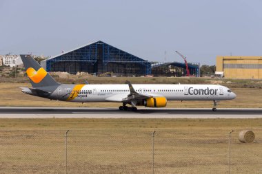 Luqa, Malta 5 Haziran 2016: Condor Boeing 757-330 (REG: D-ABOF) iniş pisti 31.