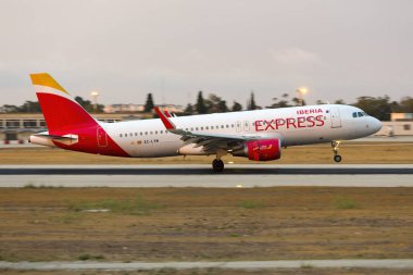 Luqa, Malta 21 Haziran 2016: Iberia Express Airbus A320 (REG: EC-LYM) gün batımından hemen sonra yeni İberya Ekspres üniformasını giyerek geldi.