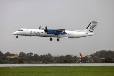 Luqa, Malta - 6 Ocak 2024: Universal Air için yeni uçak, bir Bombardier DHC-8-402 Q400 (Reg. : 9H-SWW).