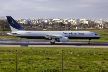 Luqa, Malta - 16 Ocak 2024: Samaritan 'ın Cüzdanı Boeing 757-225 (PCF) (REG: N783SP) bir gece molasından sonra ayrılıyor.