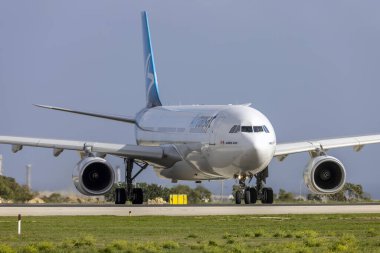 Luqa, Malta - 23 Aralık 2023: Air Transat Airbus A330-343 (REG: C-GTSD) 3 aylık bakım sonrasında Malta 'dan ayrılıyor.