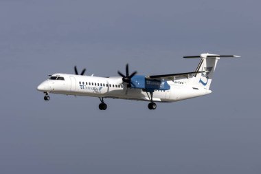 Luqa, Malta - 7 Şubat 2024: Evrensel Hava Bombacısı DHC-8-402 Q400 (Reg. : 9H-SWW) Sicilya, İtalya 'dan geliyor..