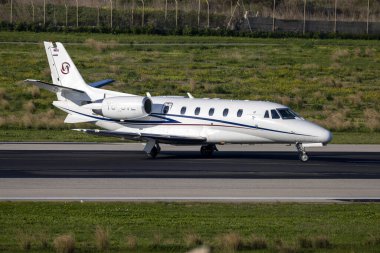 Luqa, Malta - 3 Şubat 2024: Prince Aviation Cessna 560XL Citation XLS (REG: YU-SVL) kalkış için 180 derece dönüyor.
