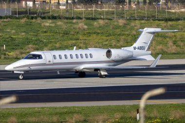 Luqa, Malta - 3 Şubat 2024: Ryanair Learjet 45 (REG: M-ABEU) kalkış için pistin ortasına dönüyor.