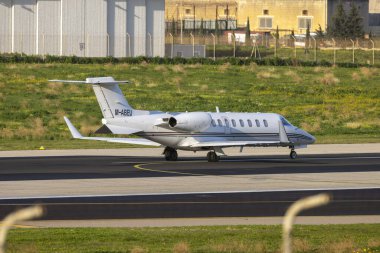 Luqa, Malta - 3 Şubat 2024: Ryanair Learjet 45 (REG: M-ABEU) kalkış için pistin ortasına dönüyor.