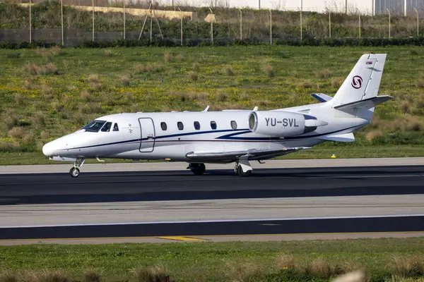 Luqa, Malta - 3 Şubat 2024: Prince Aviation Cessna 560XL Citation XLS (REG: YU-SVL) kalkış için 180 derece dönüyor.