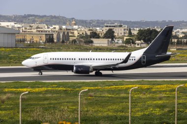 Luqa, Malta - 8 Mart 2024: Excel Havacılık Boeing 737-3L9 (Reg: G-SWRD) 2 gün Malta 'da kaldıktan sonra 31 nolu pist.