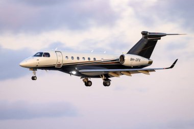 Luqa, Malta - 7 Mart 2024: Flexjet) Embraer EMB-550 Miras 500 (REG: 9H-ZFX) günün son ışıklarına iniyor.