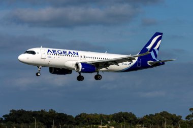 Luqa, Malta - 18 Mart 2024: Ege Havayolları Airbus A320-232 (REG: SX-DGZ) Atina, Yunanistan 'dan geliyor.