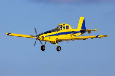 Luqa, Malta - 18 Mart 2024: Bombardıman uçağı DHC-8-200 Dash 8 (REG: N637CC) iniş pisti 31.