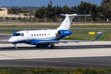 Luqa, Malta - 18 Mart 2024: Özel Embraer EMB-550 Praetor 600 (REG: G-RNDX) pistin orta uzunluğundan kalkıyor.