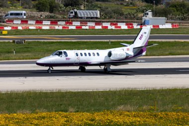 Luqa, Malta - 18 Mart 2024: Tyrol Air Ambulansı Cessna 550B Citation Bravo (REG: OE-GPS) 31. pistten kalkıyor.