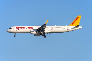 Luqa, Malta - 16 Mart 2024: Pegasus Airlines Airbus A321-251NX (REG: TC-RBN) servis için sabah erken saatlerde iniş pisti 23..