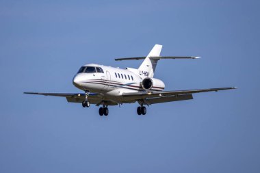 Luqa, Malta - 6 Mart 2024: Charter Jets Raytheon Hawker 800XP (REG: LY-HCW) öğleden sonra 31 numaralı pistte.