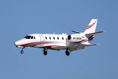 Luqa, Malta - 6 Mart 2024: Cessna 560XL Citation Excel (REG: 9H-MGM) 31 numaralı pistte.