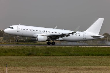 Luqa, Malta - 26 Mart 2024: Avion Express Malta Airbus A320-214 (REG: 9H-MLO) Amsterdam 'dan Air Malta' ya giden KM395 sefer sayılı uçuş.