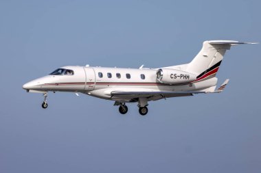Luqa, Malta - 24 Mart 2024: NetJets Embraer EMB-505 Fenomen 300 (REG: CS-PHH) at shirt final pisti 31.