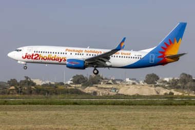 Luqa, Malta - 28 Mart 2024: Jet2 Tatil (Jet2) Boeing 737-8K5 (REG: G-JZHE), Jet2 tarafından günün yaklaşık 10 uçuşundan biri.