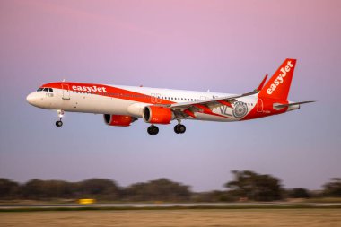 Luqa, Malta - 2 Nisan 2024: EasyJet Airbus A321-251NX (REG: G-UZMA) gün batımından sonra iniş.