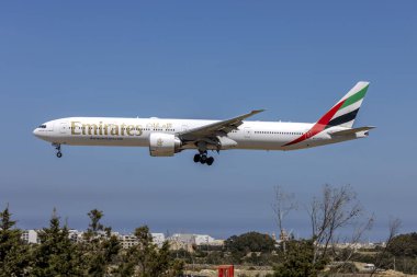 Luqa, Malta - 6 Nisan 2024: Emirates Boeing 777-31H-ER (REG: A6-EPH) 31 numaralı pistte.