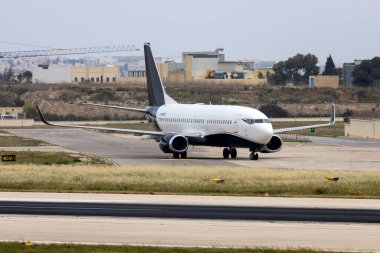 Luqa, Malta - 15 Nisan 2024: Excel Havacılık Boeing 737-3L9 (REG: G-SWRD), Londra Stansted Havaalanı 'ndan BRO21 sefer sayılı uçuş için iniş yapıyor..