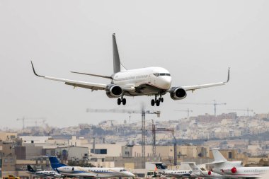 Luqa, Malta - 15 Nisan 2024: Excel Havacılık Boeing 737-3L9 (REG: G-SWRD), Londra Stansted Havaalanı 'ndan BRO21 sefer sayılı uçuş için iniş yapıyor..