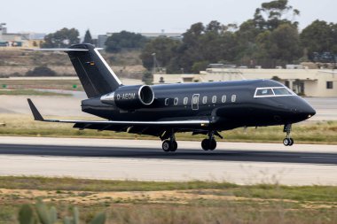 Luqa, Malta - 15 Nisan 2024: MHS Havacılık Bombacısı Challenger 604 (CL-600-2B16) (REG: D-AEOM) Milan 'dan MHV64M uçağı olarak geldi.